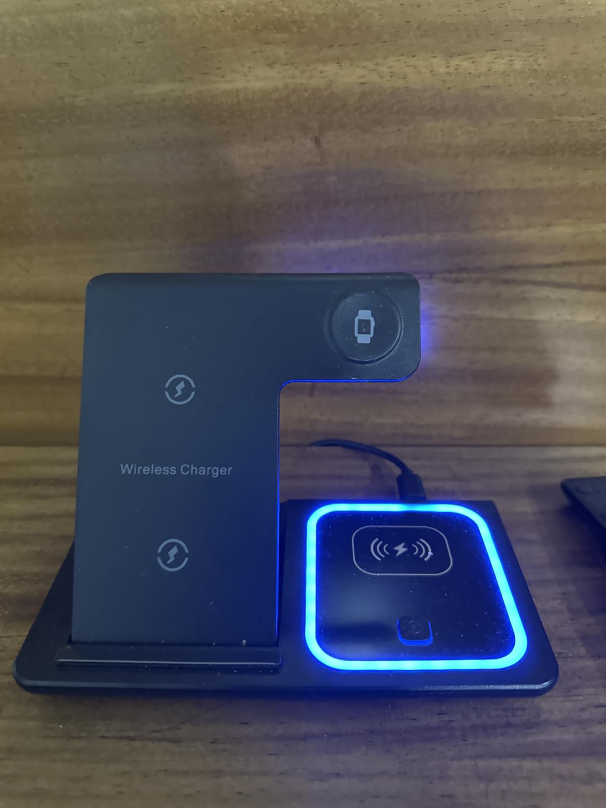 CARGADOR INALÁMBRICO 3 EN 1 – Carga tres dispositivos al mismo tiempo de forma portátil y ordenada