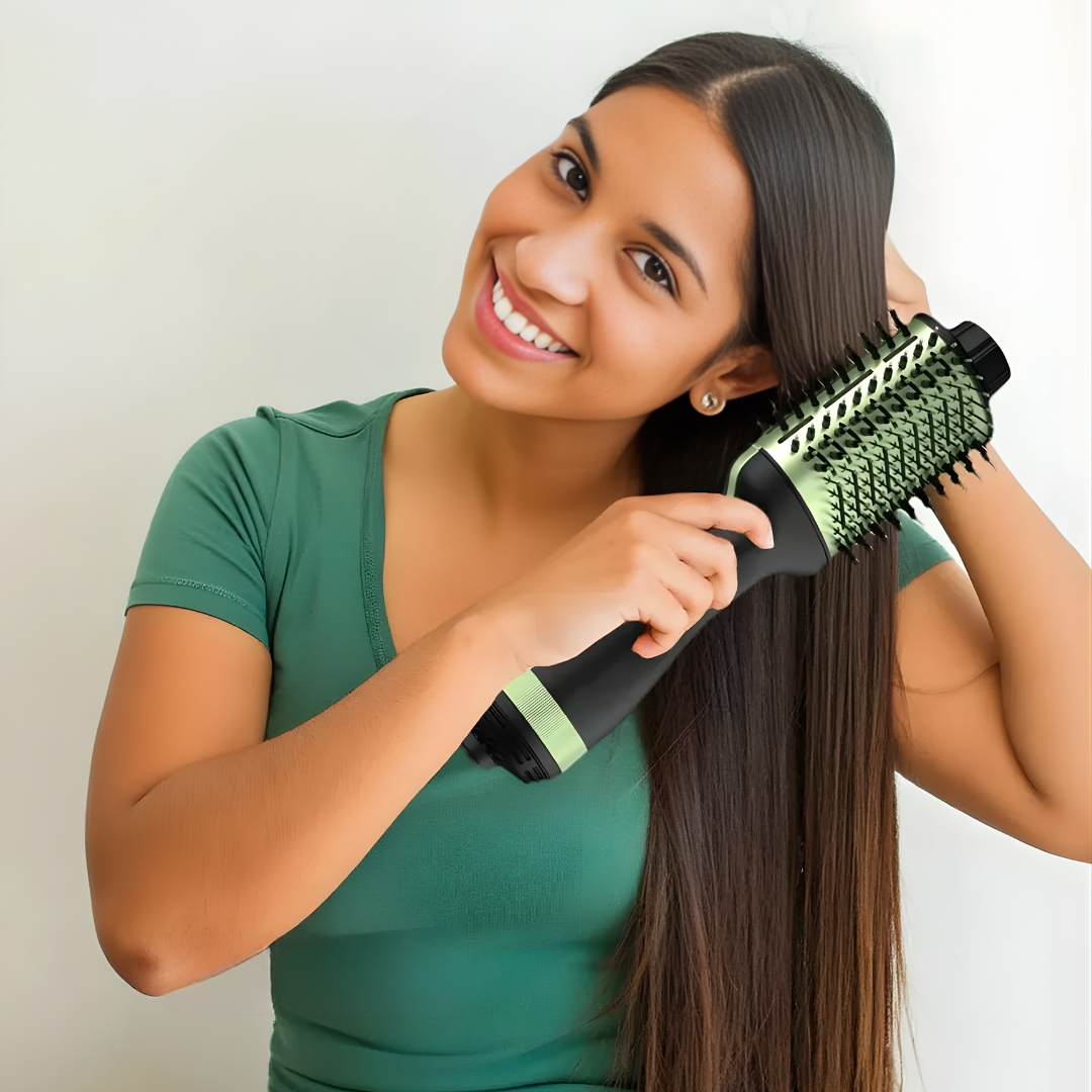 PLANCHA CON CEPILLO SECADOR – Alisa, seca y da volumen en un solo paso, con acabado profesional desde casa
