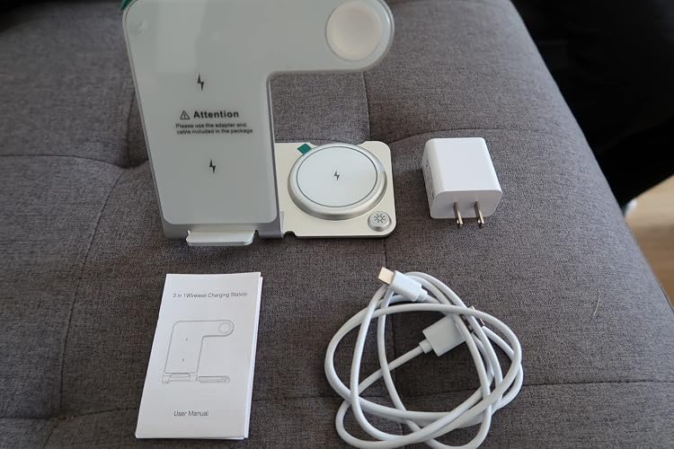 CARGADOR INALÁMBRICO 3 EN 1 – Carga tres dispositivos al mismo tiempo de forma portátil y ordenada